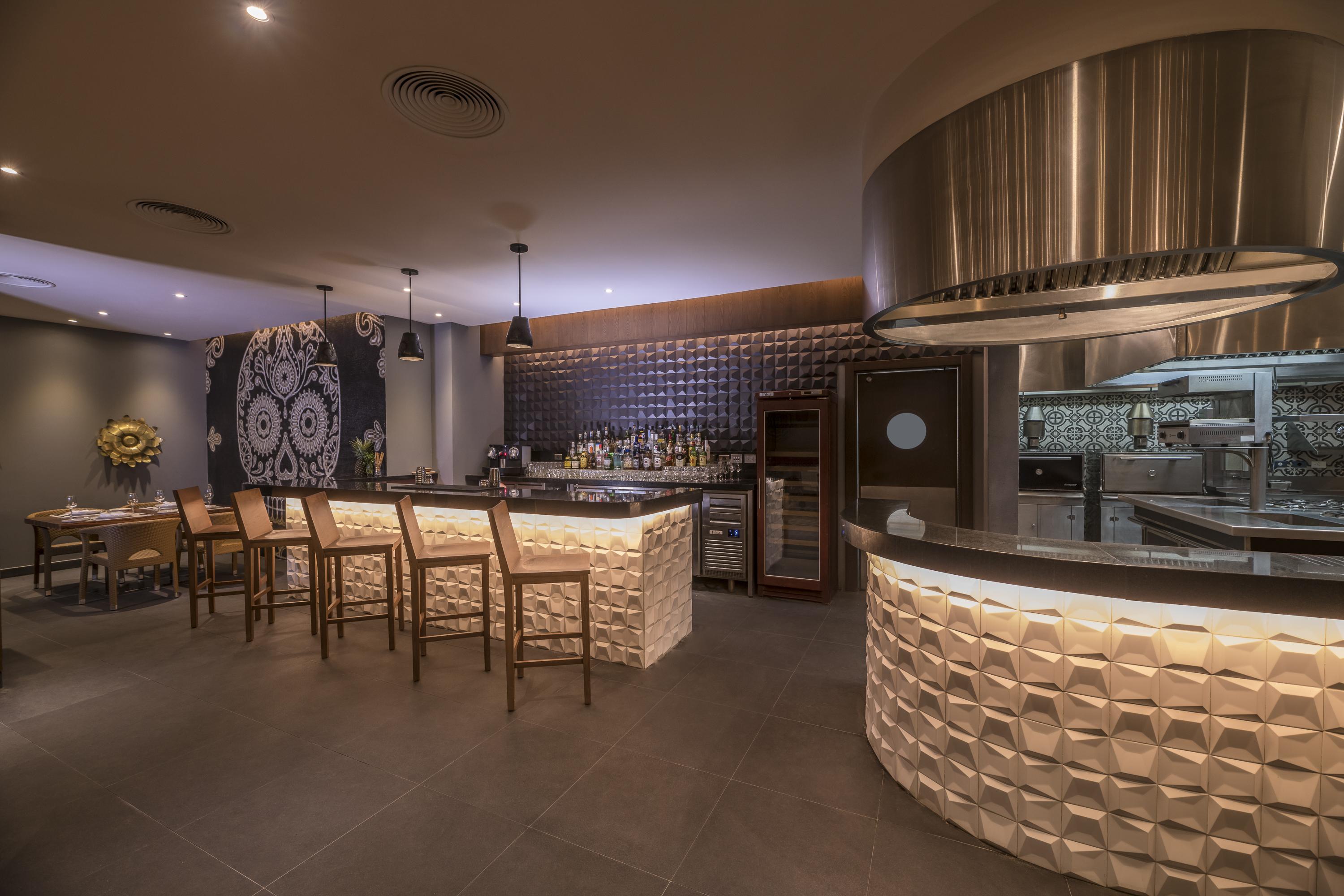 Haven Riviera Cancun (Adults Only) Alfredo V. Bonfil Dış mekan fotoğraf The bar at the restaurant